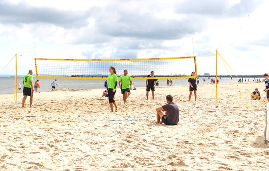 Gruppe Beachvolleyballer am Strand von Heringsdorf
