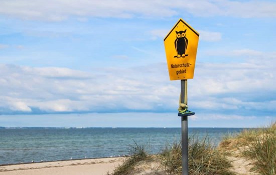 Naturschutzgebiet-Schild am Strand