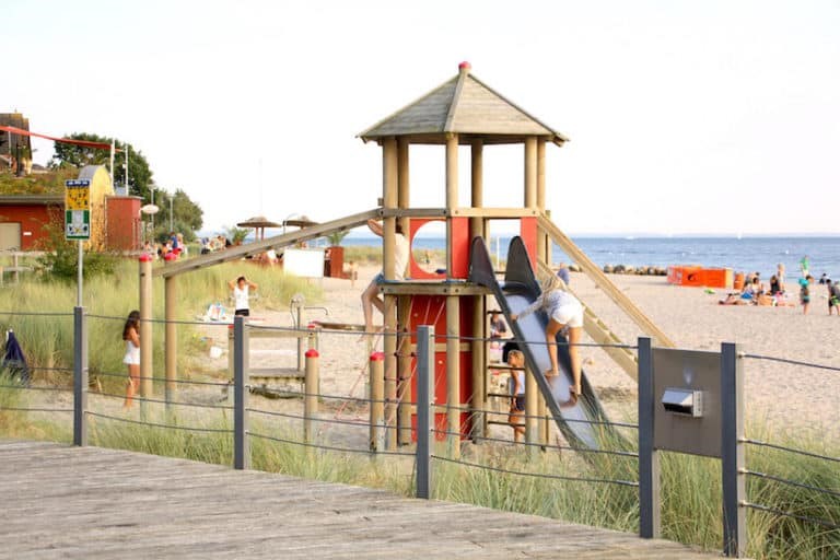 Spielplatz direkt am Strand für Familien