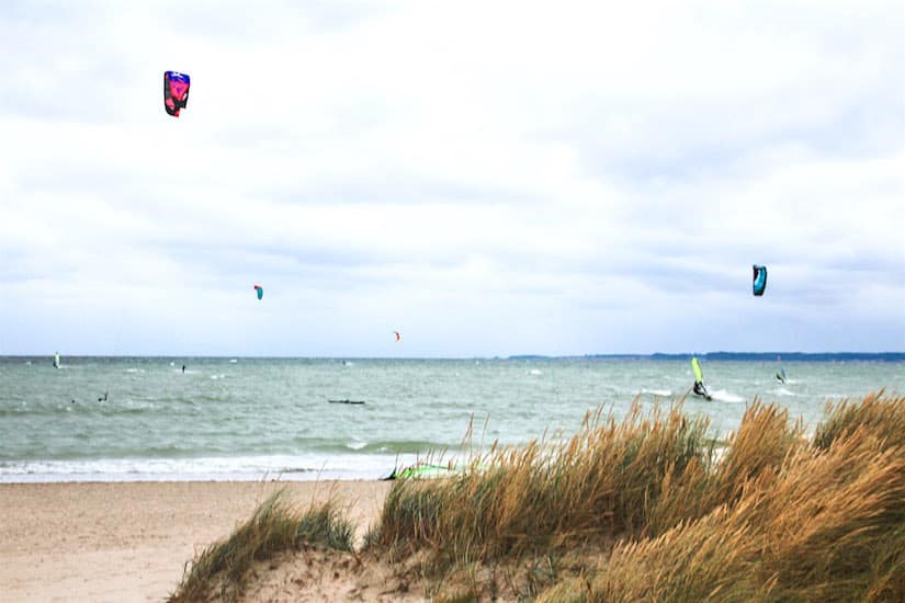 Kite- und Windsurfer auf der Ostsee