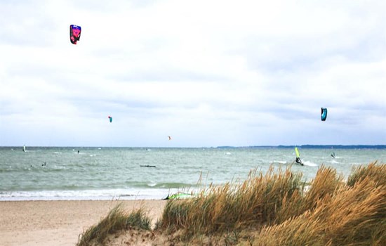 Kite- und Windsurfer auf der Ostsee