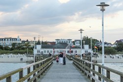 Seebrücke mit Strand