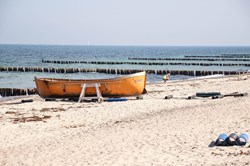 Altes Fischerboot am Strand