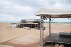 Bühne am Strand