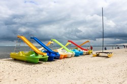 Boots-Wasserrutschen am Strand