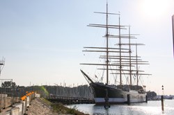 Segelschiff an Kielmauer