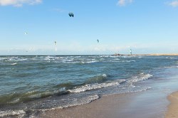 Kitesurfer in den Wellen