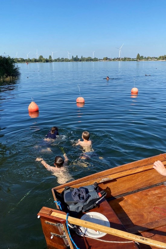 Nach der aufregenden Regatta kühlen die Kids sich im See ab