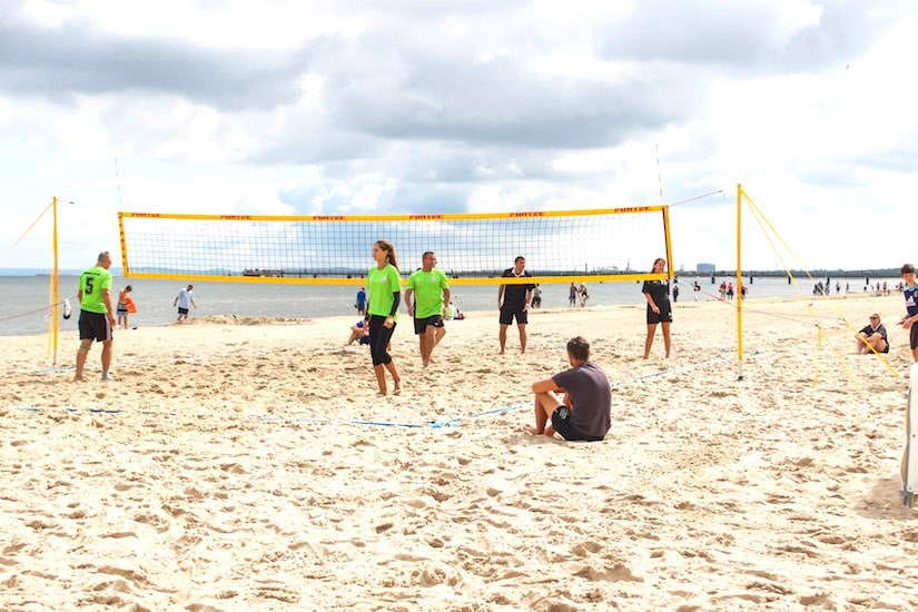Gruppe Beachvolleyballer am Strand von Heringsdorf