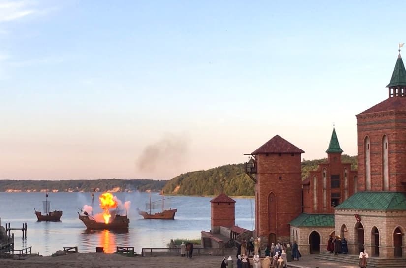 Blick auf ein explodierendes Schiff bei den Stoertebeker Festspielen in Ralswiek