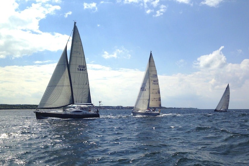 Drei Segelboote auf der Ostsee vor Kuehlungsborn
