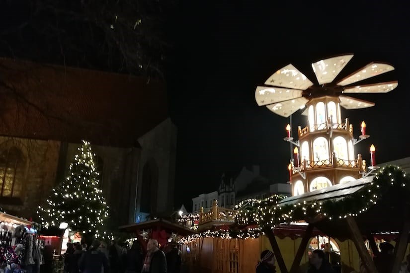Weihnachtsbaum und Weihnachtspyramide auf dem Flensburger Weihnachtsmarkt