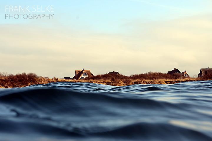 Reetgedeckte Häuser vom Wasser aus