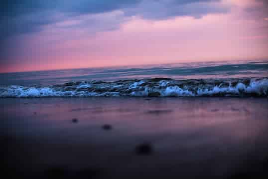 Ankommende Welle im Abendrot