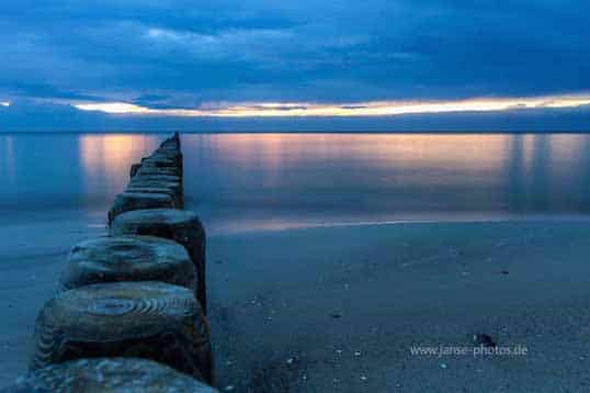 Buhnen am Strand bei Sonnenuntergang