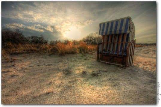 Strandkorb vor Dünen