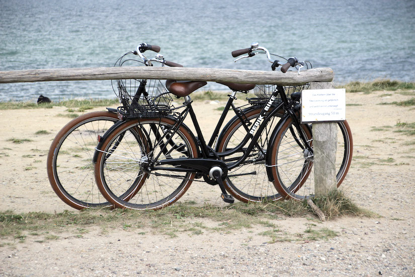 Fahrraeder am Strand 